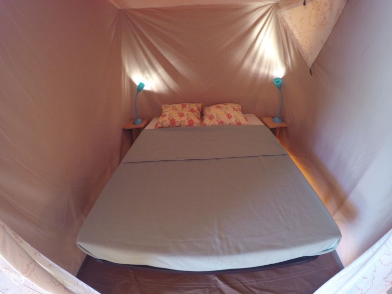 Chambre tente lodge en bordure de rivière avec piscine et location de canoë dans petit camping familial