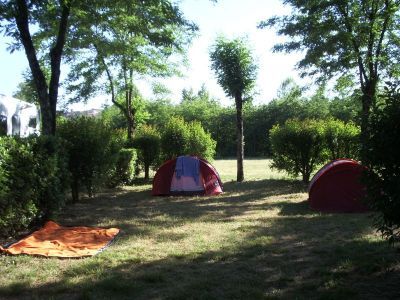 Emplacement de camping en camping avec piscine et rivière en Ardèche