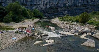 location de bateau sur l'ardeche départ au camping 3 étoiles en Ardèche